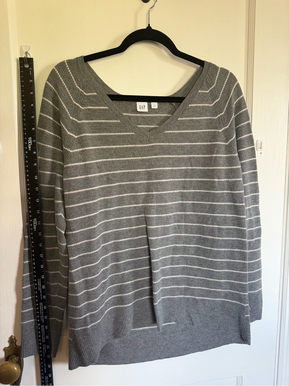 GAP Women's Gray and White Striped V-Neck Sweater